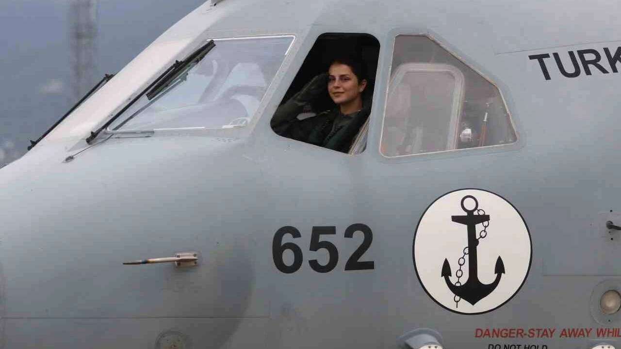 Gökyüzünden denizaltı avlayacak: Deniz Kuvvetleri’nin ilk kadın karakol pilotu görevde, radarına giren yandı! 9